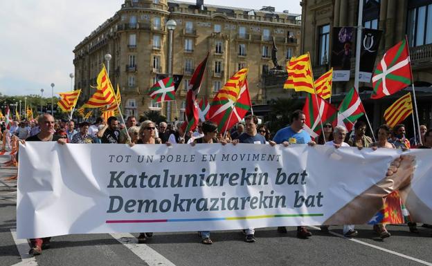 Imagen de la manifestación 'Kataluniarekin bat. Demokraziarekin bat' en San Sebastián. 