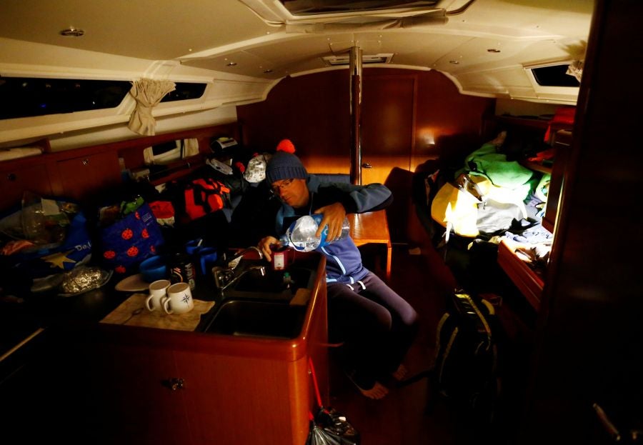 Dirk Gewert, Peter Whitehead y Nicola Naunton realizan una carrera de natación de 70 kilómetros en el lago Leman, en Suiza. Los tres compañeros realizan relevos en su recorrido desde Montreux a Geneva y siempre seguidos por un barco de rescate. Cuando uno de los nadadores descansa, otro continúa el recorrido.