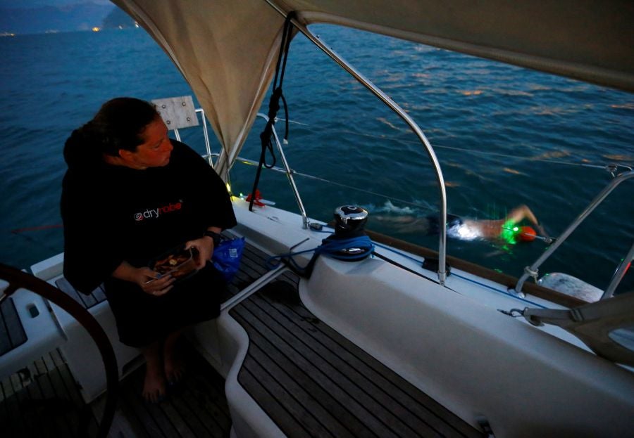 Dirk Gewert, Peter Whitehead y Nicola Naunton realizan una carrera de natación de 70 kilómetros en el lago Leman, en Suiza. Los tres compañeros realizan relevos en su recorrido desde Montreux a Geneva y siempre seguidos por un barco de rescate. Cuando uno de los nadadores descansa, otro continúa el recorrido.