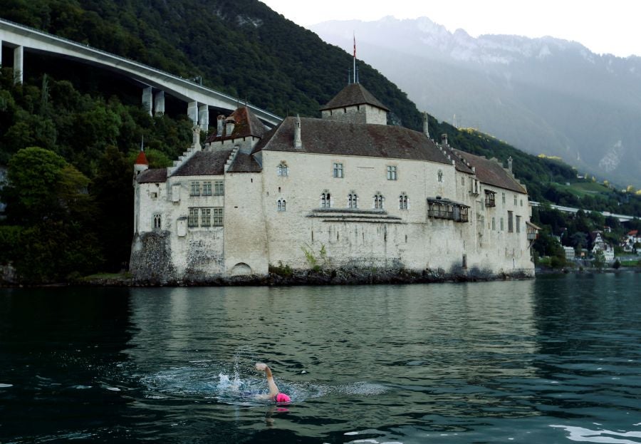 Dirk Gewert, Peter Whitehead y Nicola Naunton realizan una carrera de natación de 70 kilómetros en el lago Leman, en Suiza. Los tres compañeros realizan relevos en su recorrido desde Montreux a Geneva y siempre seguidos por un barco de rescate. Cuando uno de los nadadores descansa, otro continúa el recorrido.