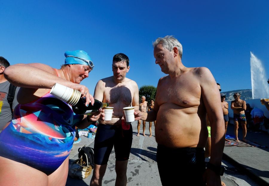 Dirk Gewert, Peter Whitehead y Nicola Naunton realizan una carrera de natación de 70 kilómetros en el lago Leman, en Suiza. Los tres compañeros realizan relevos en su recorrido desde Montreux a Geneva y siempre seguidos por un barco de rescate. Cuando uno de los nadadores descansa, otro continúa el recorrido.