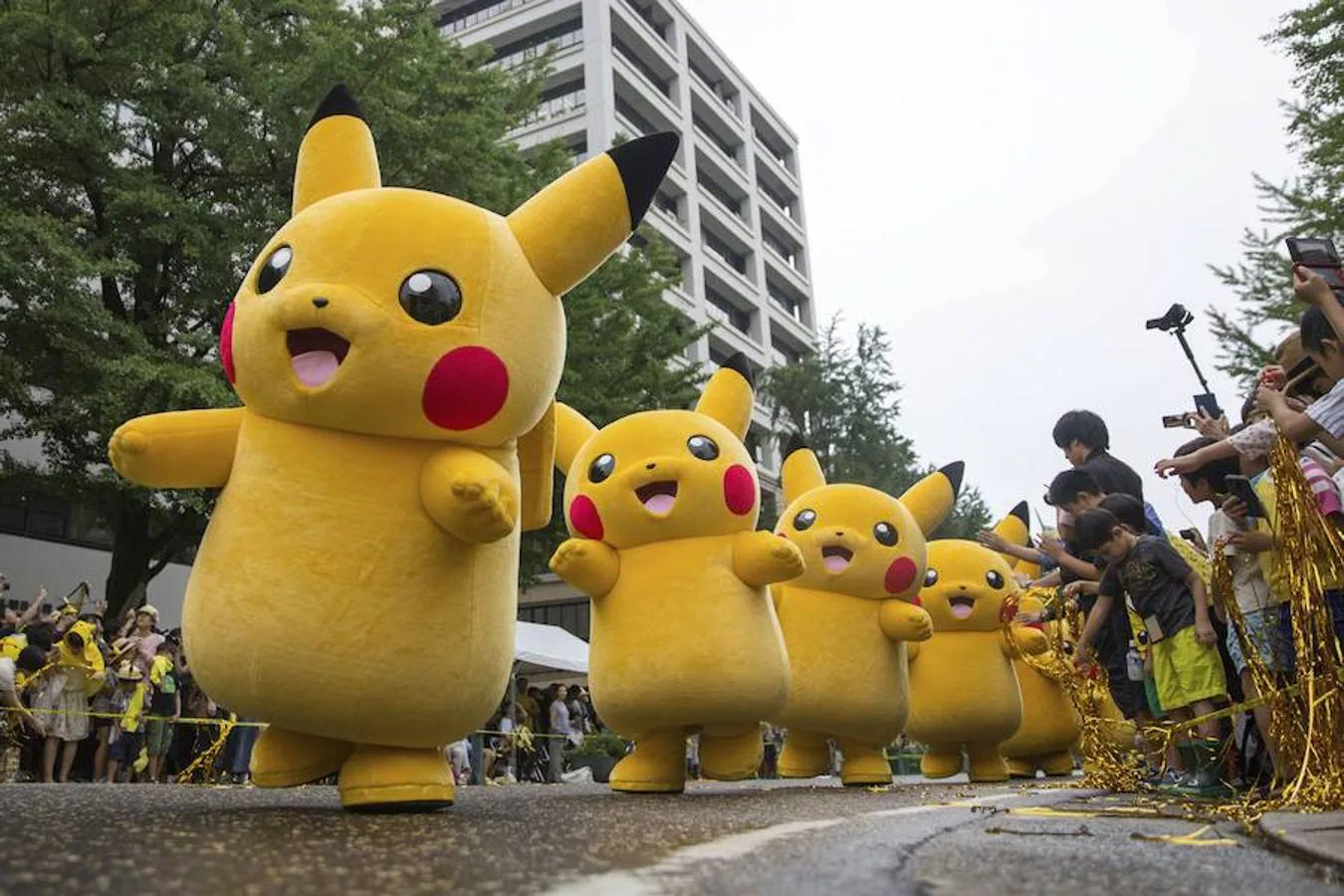 Un centenenar de 'pikachus', bailarines y artistas participaron del "Estallido Pikachu" en Yokohama, al sur de Tokio (Japón), en celebración al evento de la saga Pokemon.