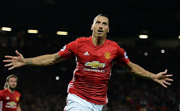 Ibrahimovic, durante un partido con el United. 