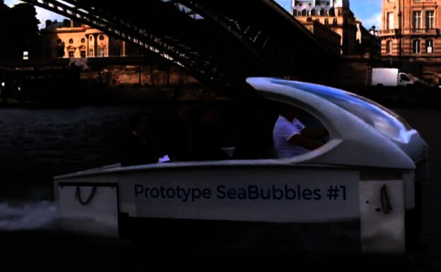SeaBubbles, el taxi acuático cruzando el Sena.