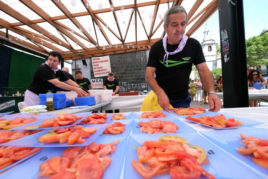 A pesar de haber sido un año complicado para el producto estrella de los ibartarras, la cita más relevante de la localidad no defraudó a los visitantes. Fueron muchos los que esperaron su turno para degustar la piparra frita o avinagrada, y el tomate de un origen local y autóctono