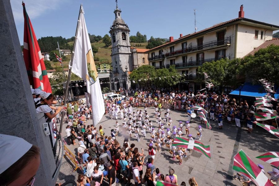 A pesar de haber sido un año complicado para el producto estrella de los ibartarras, la cita más relevante de la localidad no defraudó a los visitantes. Fueron muchos los que esperaron su turno para degustar la piparra frita o avinagrada, y el tomate de un origen local y autóctono