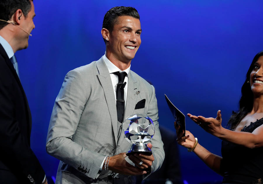 Cristiano Ronaldo, tras recibir el premio al mejor delantero de la pasada Champions.