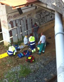 Imagen secundaria 2 - Los servicios sanitarios atienden al herido