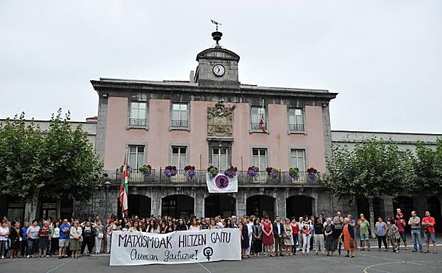 La concentración ante el ayuntamiento de Villabona.