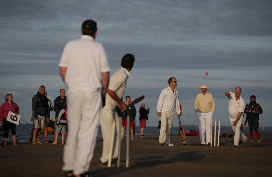 Cada año, desde principios de la década de los 50, decenas de personas se reúnen en un banco de arena en el estrecho de Solent, Reino Unido, para jugar el partido de cricket "The Brambles". El banco de arena solo aparece cuando baja la marea, y para acceder, los participantes deben ir en barco.