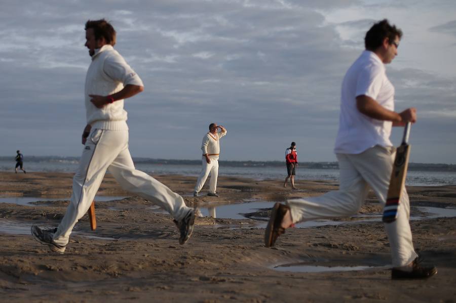 Cada año, desde principios de la década de los 50, decenas de personas se reúnen en un banco de arena en el estrecho de Solent, Reino Unido, para jugar el partido de cricket "The Brambles". El banco de arena solo aparece cuando baja la marea, y para acceder, los participantes deben ir en barco.