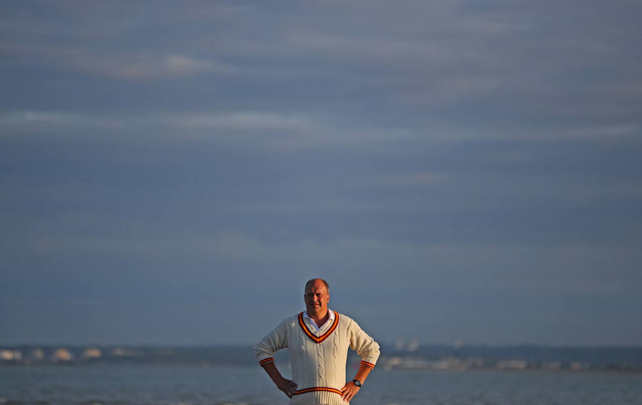 Cada año, desde principios de la década de los 50, decenas de personas se reúnen en un banco de arena en el estrecho de Solent, Reino Unido, para jugar el partido de cricket "The Brambles". El banco de arena solo aparece cuando baja la marea, y para acceder, los participantes deben ir en barco.