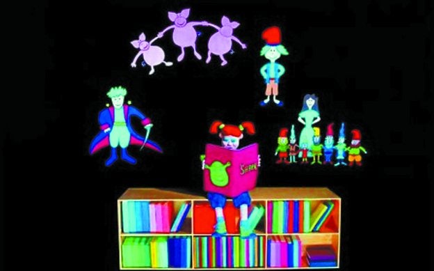 Amor por los libros. Alba, la protagonista de la obra, leyendo Shrek. 