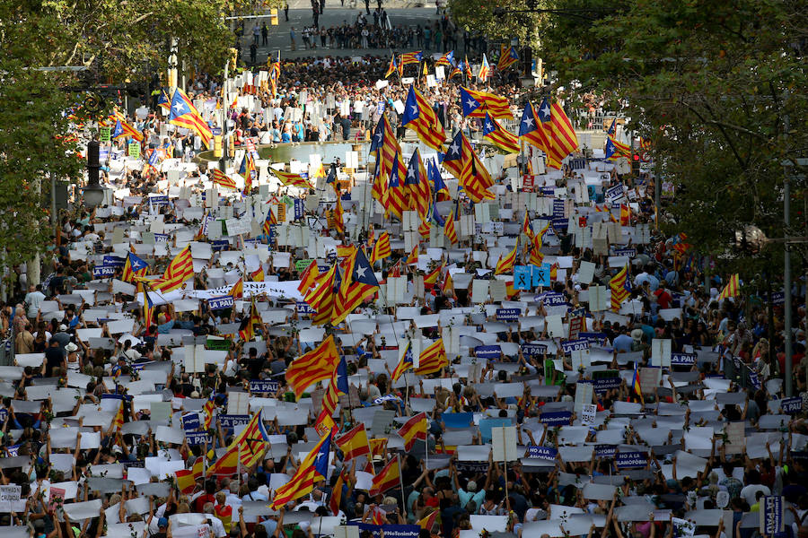 Miles de personas desbordan el paseo de Gràcia y el centro de Barcelona en una manifestación contra el terrorismo tras los atentados de la semana pasada, una protesta bajo el lema "No tinc por" (No tengo miedo) a la que asiste el Rey, el presidente del Gobierno, Mariano Rajoy, y los presidentes autonómicos, entre otras autoridades. 