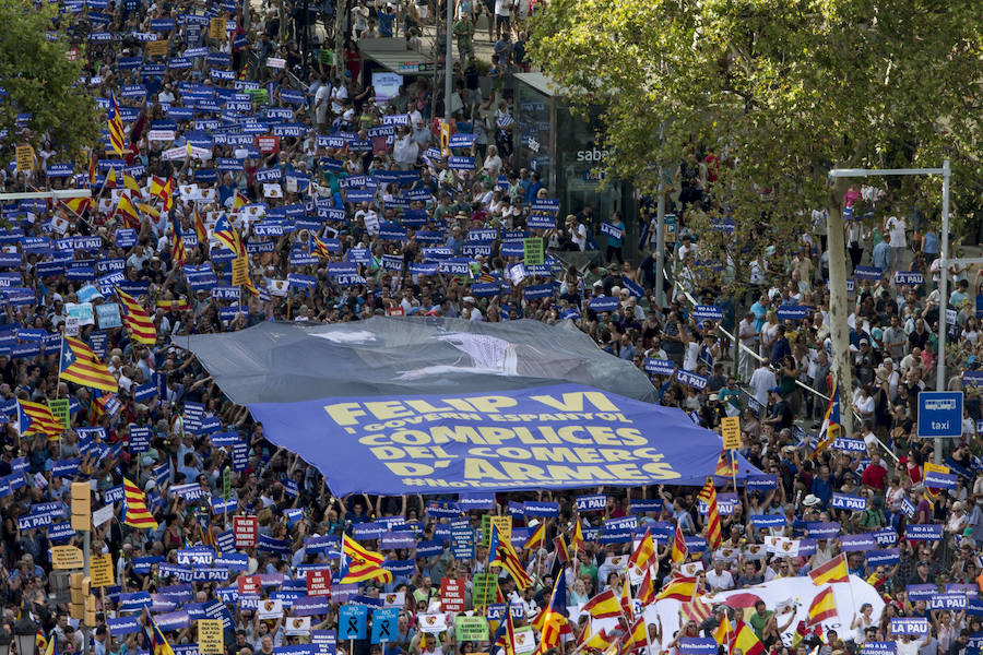 Miles de personas desbordan el paseo de Gràcia y el centro de Barcelona en una manifestación contra el terrorismo tras los atentados de la semana pasada, una protesta bajo el lema "No tinc por" (No tengo miedo) a la que asiste el Rey, el presidente del Gobierno, Mariano Rajoy, y los presidentes autonómicos, entre otras autoridades. 