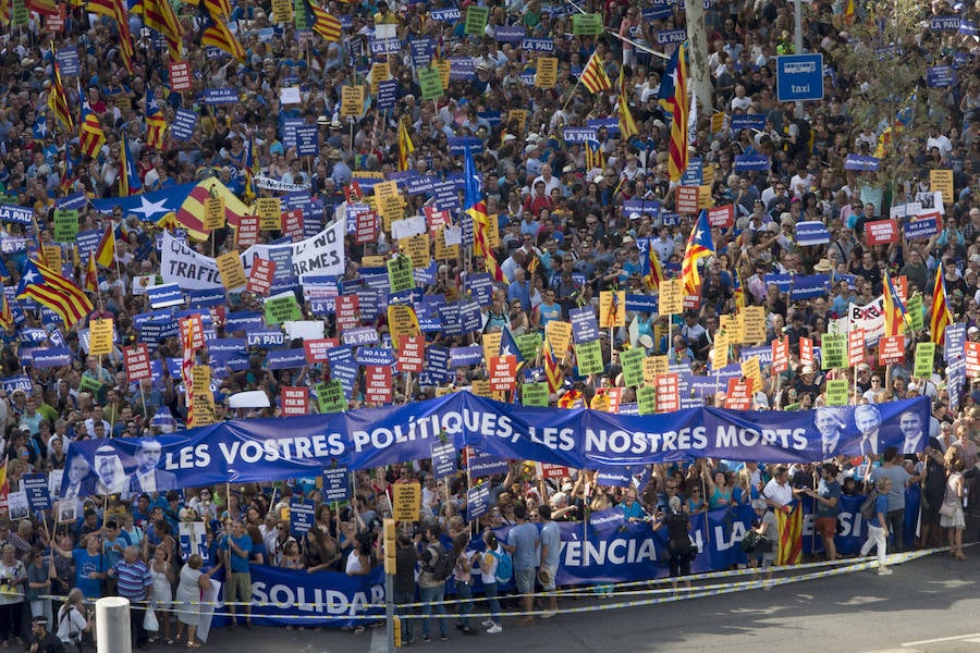 Miles de personas desbordan el paseo de Gràcia y el centro de Barcelona en una manifestación contra el terrorismo tras los atentados de la semana pasada, una protesta bajo el lema "No tinc por" (No tengo miedo) a la que asiste el Rey, el presidente del Gobierno, Mariano Rajoy, y los presidentes autonómicos, entre otras autoridades. 