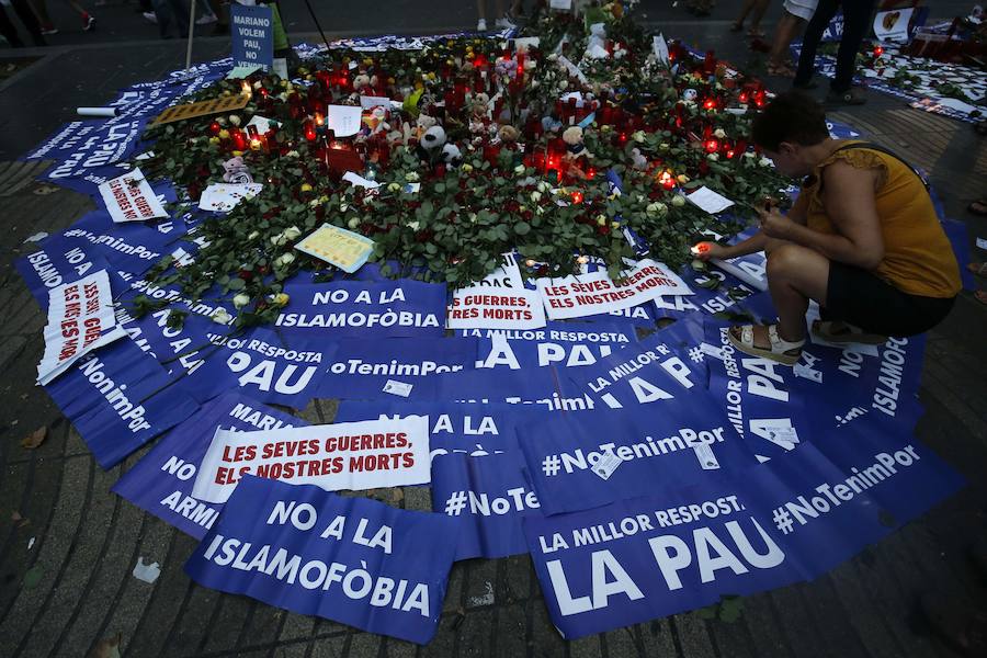 Miles de personas desbordan el paseo de Gràcia y el centro de Barcelona en una manifestación contra el terrorismo tras los atentados de la semana pasada, una protesta bajo el lema "No tinc por" (No tengo miedo) a la que asiste el Rey, el presidente del Gobierno, Mariano Rajoy, y los presidentes autonómicos, entre otras autoridades. 