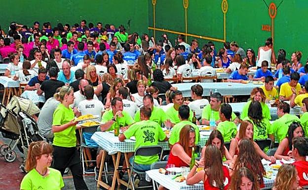 Koadrilak frontoian bazkaltzen eta herriko pilotariak 