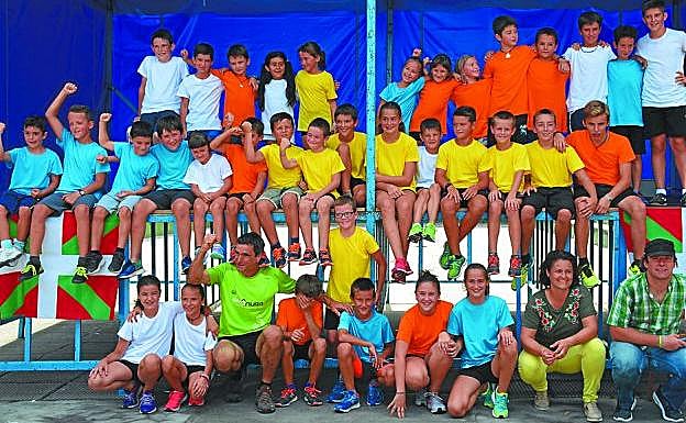 Herri kiroletan aritu ziren haurrak eta antolatzaileak. 