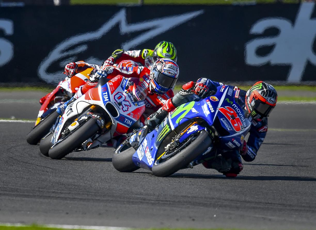 Las carreras en el circuito de Silverstone se saldaron con las victorias de Andrea Dovizioso (MotoGP), Arón Canet (Moto2) y Takaaki Nakagami (Moto3)