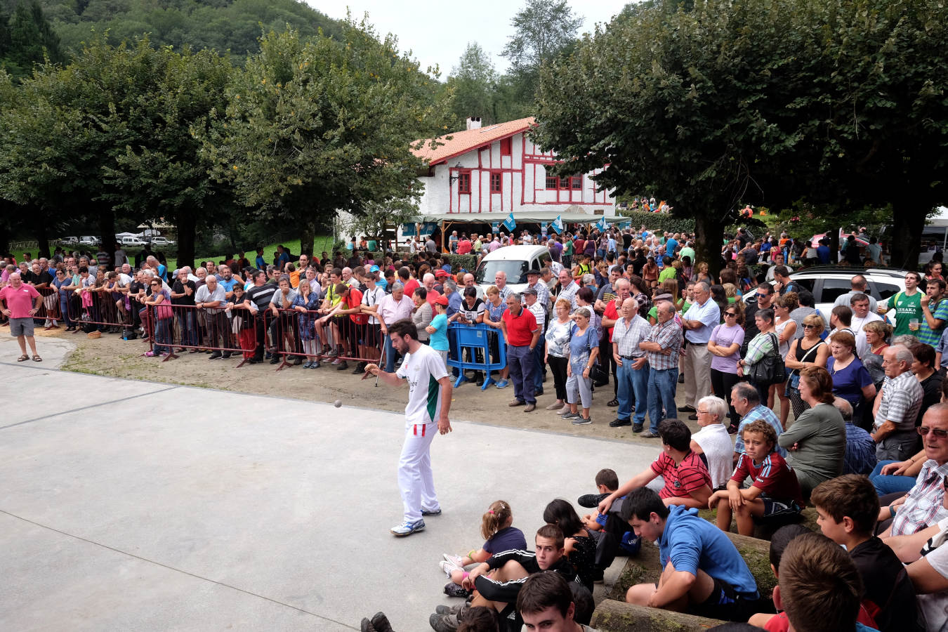 La finca de Artikutza ha celebrado este lunes la festividad de San Agustín con una jornada de puertas abiertas que ha estado amenizada con una serie de actos festivos 