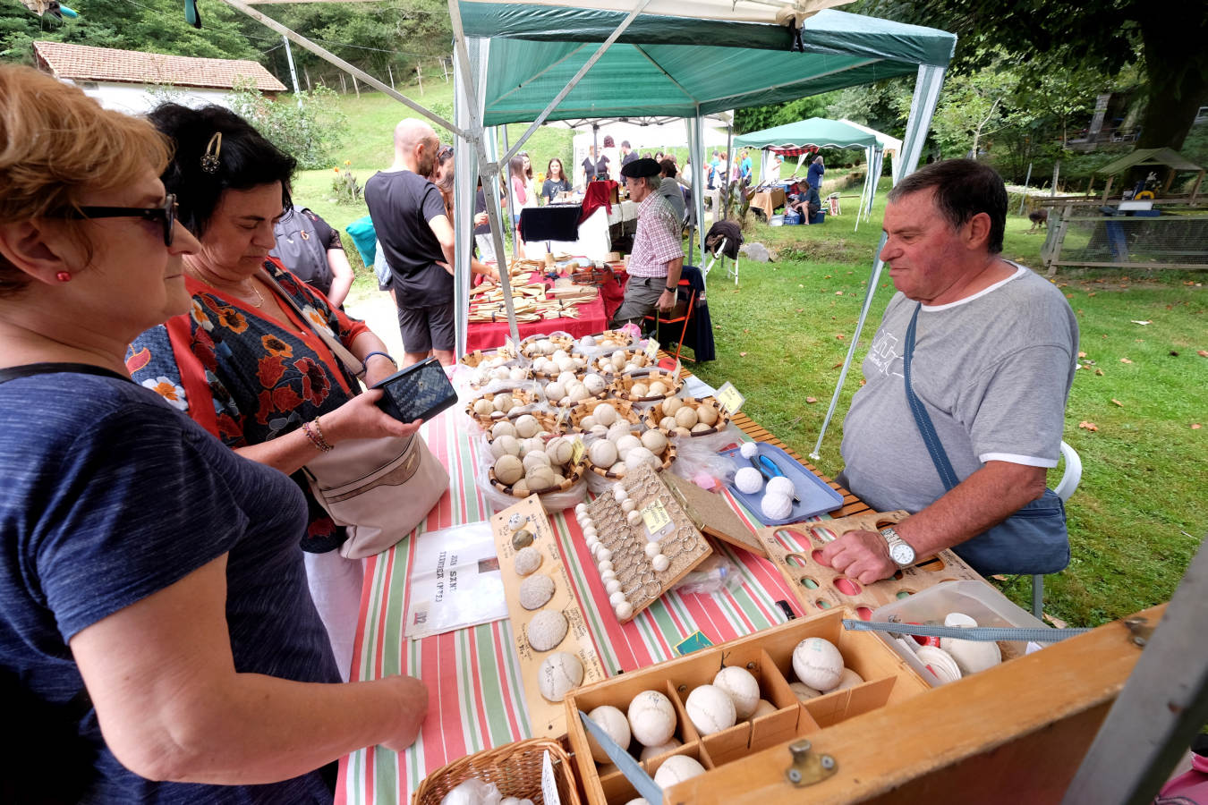 La finca de Artikutza ha celebrado este lunes la festividad de San Agustín con una jornada de puertas abiertas que ha estado amenizada con una serie de actos festivos 