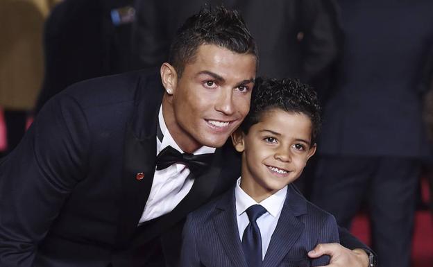 Cristiano Ronaldo y su hijo en el estreno de 'Ronaldo' en Londres. 