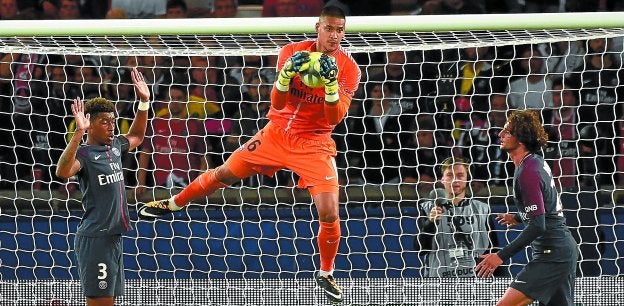 ¿Despedida? Pepe Reina se emocionó al despedirse el domingo de los aficionados de San Paolo en lo que muchos han interpretado como su adiós al Nápoles.