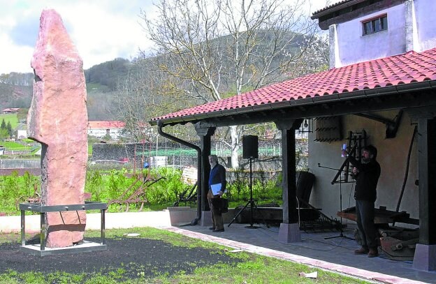 El menhir a descubierto en el jardín del Museo Etnográfico.