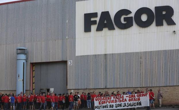 Concentración de los trabajadores de Fagor CNA en Garagartza. 