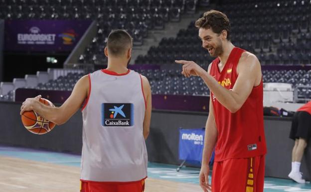 Pau Gasol (d) se ríe con su hermano Marc durante un entrenamiento en Cluj.
