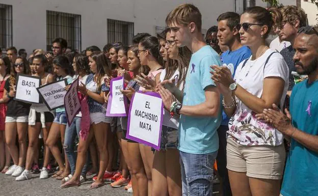 Vecinos y amigos de Sofía Tato mostraron su repulsa contra los asesinatos machistas durante su entierro.