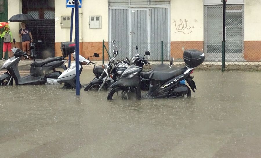 La gran tormenta que ha cruzado Gipuzkoa de oeste a este ha dejado un reguero de balsas de agua en las calles y cortes de luz. Las zonas más afectadas hansido Donostia, Zarautz, Azkoitia o Andoain