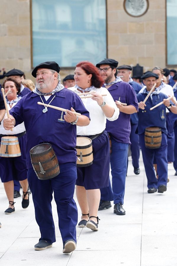 La tradición se repite año tras año y este jueves, 31 de agosto, Donostia recuerda el asalto, saqueo y quema de la ciudad hace 204 años por parte de las tropas anglo-portuguesas durante la Guerra de la Independencia para expulsar al ejército francés.