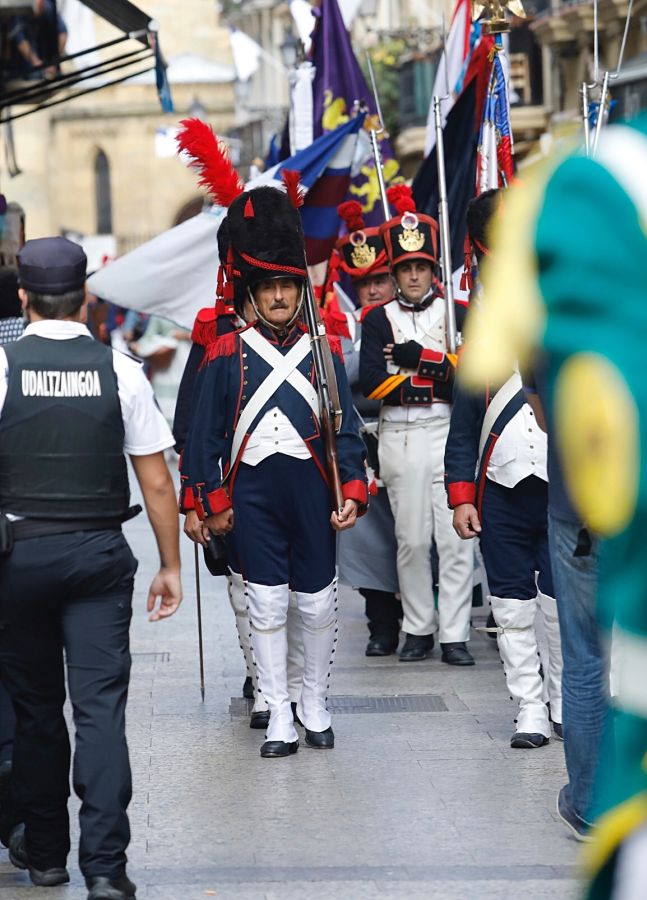 La tradición se repite año tras año y este jueves, 31 de agosto, Donostia recuerda el asalto, saqueo y quema de la ciudad hace 204 años por parte de las tropas anglo-portuguesas durante la Guerra de la Independencia para expulsar al ejército francés.