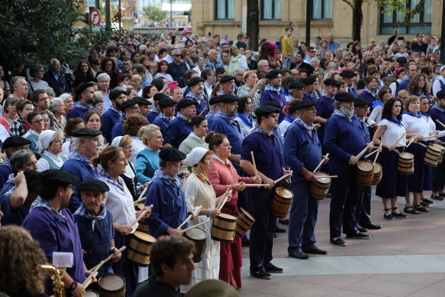 La tradición se repite año tras año y este jueves, 31 de agosto, Donostia recuerda el asalto, saqueo y quema de la ciudad hace 204 años por parte de las tropas anglo-portuguesas durante la Guerra de la Independencia para expulsar al ejército francés.