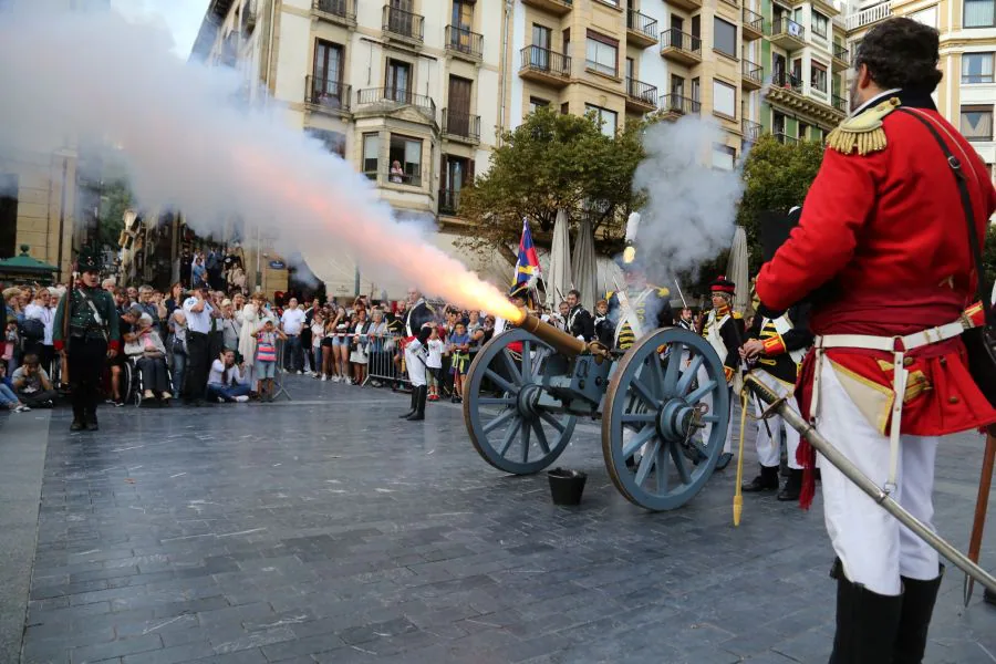 La tradición se repite año tras año y este jueves, 31 de agosto, Donostia recuerda el asalto, saqueo y quema de la ciudad hace 204 años por parte de las tropas anglo-portuguesas durante la Guerra de la Independencia para expulsar al ejército francés.