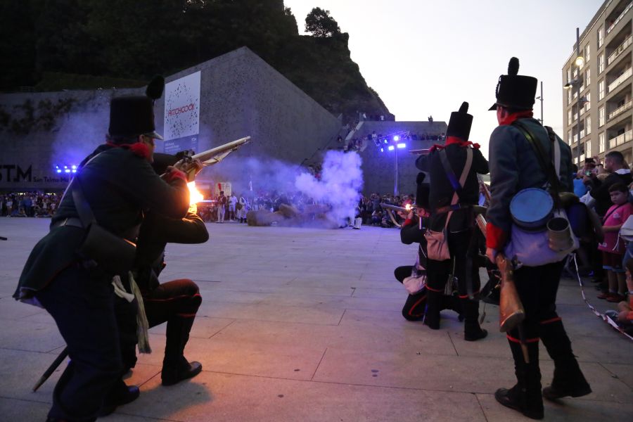 La tradición se repite año tras año y este jueves, 31 de agosto, Donostia recuerda el asalto, saqueo y quema de la ciudad hace 204 años por parte de las tropas anglo-portuguesas durante la Guerra de la Independencia para expulsar al ejército francés.