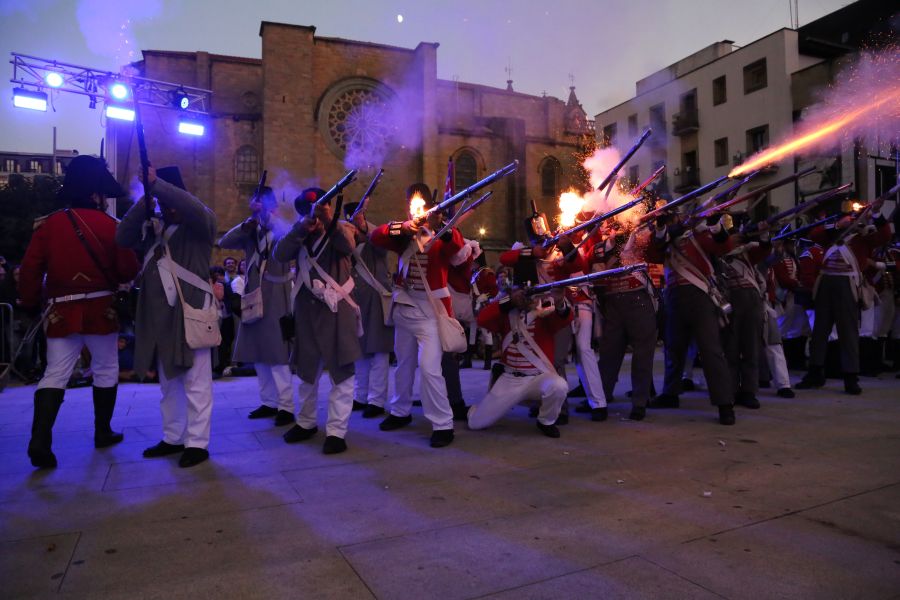 La tradición se repite año tras año y este jueves, 31 de agosto, Donostia recuerda el asalto, saqueo y quema de la ciudad hace 204 años por parte de las tropas anglo-portuguesas durante la Guerra de la Independencia para expulsar al ejército francés.