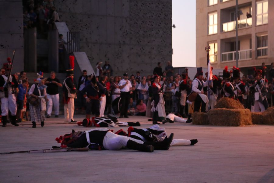 La tradición se repite año tras año y este jueves, 31 de agosto, Donostia recuerda el asalto, saqueo y quema de la ciudad hace 204 años por parte de las tropas anglo-portuguesas durante la Guerra de la Independencia para expulsar al ejército francés.