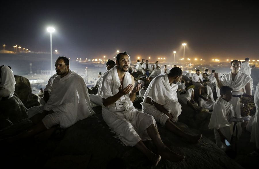 Más de dos millones de musulmanes han llegado a Arabia Saudí para participar en el "hach", la peregrinación anual a la ciudad santa de La Meca. Algunos fieles descansan en el Monte Arafat durante el camino.
