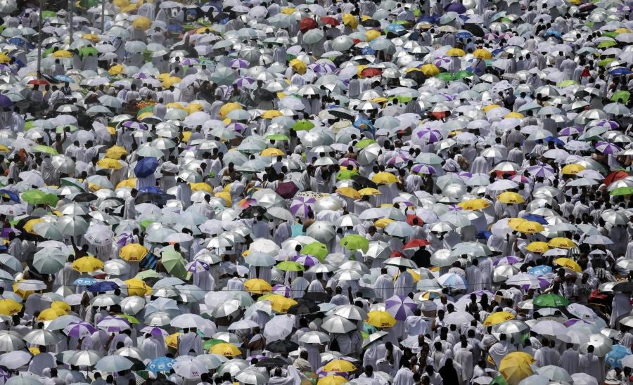 Más de dos millones de musulmanes han llegado a Arabia Saudí para participar en el "hach", la peregrinación anual a la ciudad santa de La Meca. Algunos fieles descansan en el Monte Arafat durante el camino.