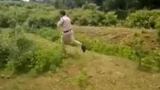 Fotograma del vídeo publicado en YouTube en que un policía indio recorre un kilómetro con una bomba activa -