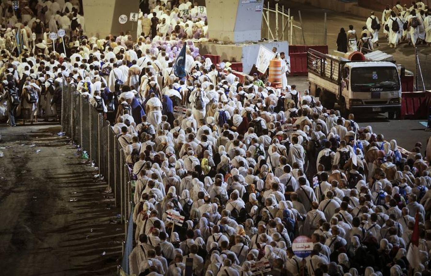 Millones de peregrinos han realizado el ritual donde se lanzan pequeñas piedras para espantar al diablo en el puente Jamarat de La Meca (Arabia Saudí). El ritual hace parte del hach, la tradicional peregrinación musulmana anual a La Meca. 