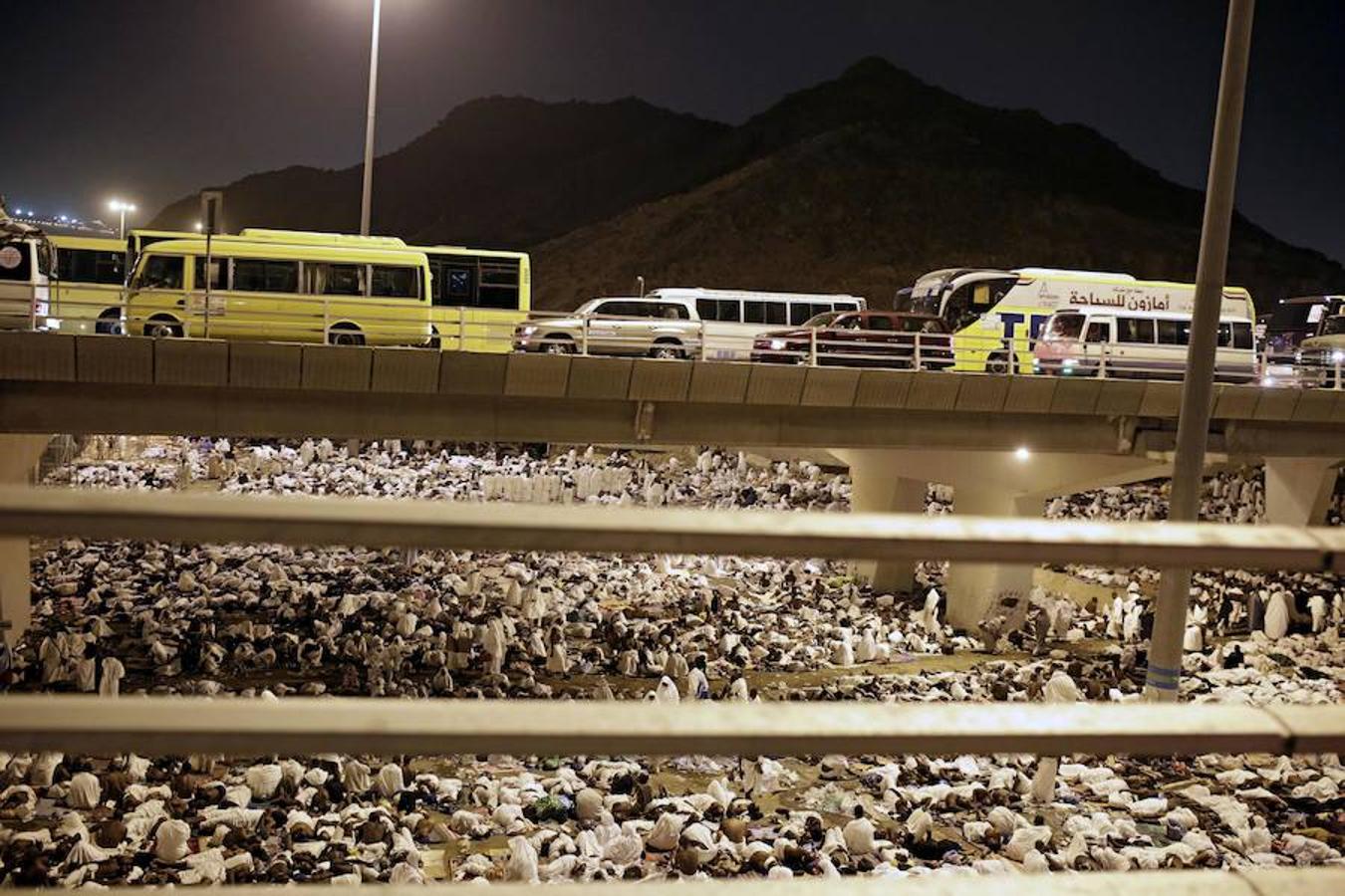 Millones de peregrinos han realizado el ritual donde se lanzan pequeñas piedras para espantar al diablo en el puente Jamarat de La Meca (Arabia Saudí). El ritual hace parte del hach, la tradicional peregrinación musulmana anual a La Meca. 