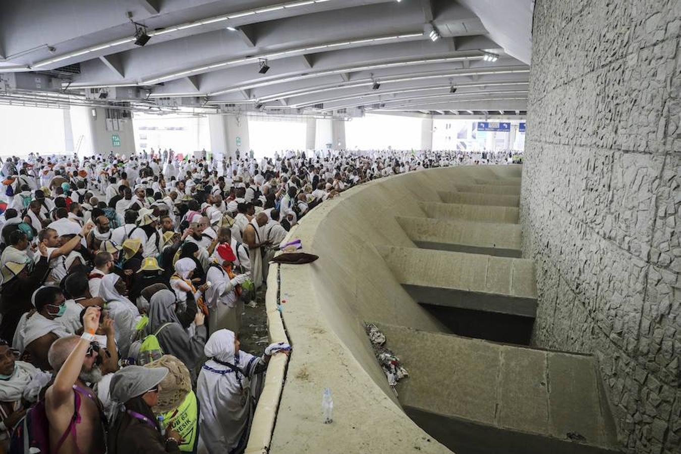 Millones de peregrinos han realizado el ritual donde se lanzan pequeñas piedras para espantar al diablo en el puente Jamarat de La Meca (Arabia Saudí). El ritual hace parte del hach, la tradicional peregrinación musulmana anual a La Meca. 