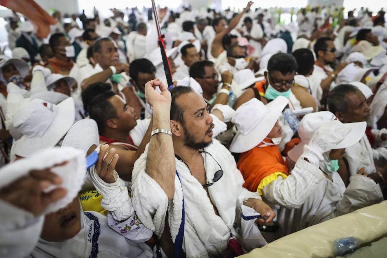 Millones de peregrinos han realizado el ritual donde se lanzan pequeñas piedras para espantar al diablo en el puente Jamarat de La Meca (Arabia Saudí). El ritual hace parte del hach, la tradicional peregrinación musulmana anual a La Meca. 