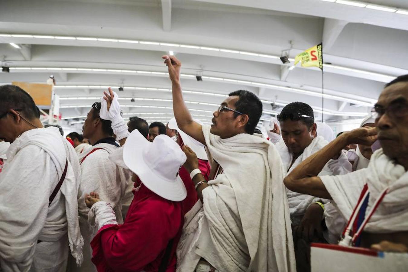 Millones de peregrinos han realizado el ritual donde se lanzan pequeñas piedras para espantar al diablo en el puente Jamarat de La Meca (Arabia Saudí). El ritual hace parte del hach, la tradicional peregrinación musulmana anual a La Meca. 