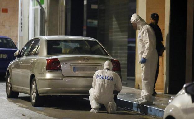 Agentes de la Policía Científica inspeccionan las inmediaciones de la vivienda en la calle Quijote de Elda.