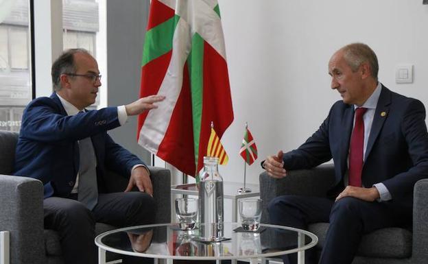 El portavoz del Gobierno Vasco, Josu Erkoreka, se ha reunido con su homólogo el el gobier catalán, Jordi Turull.